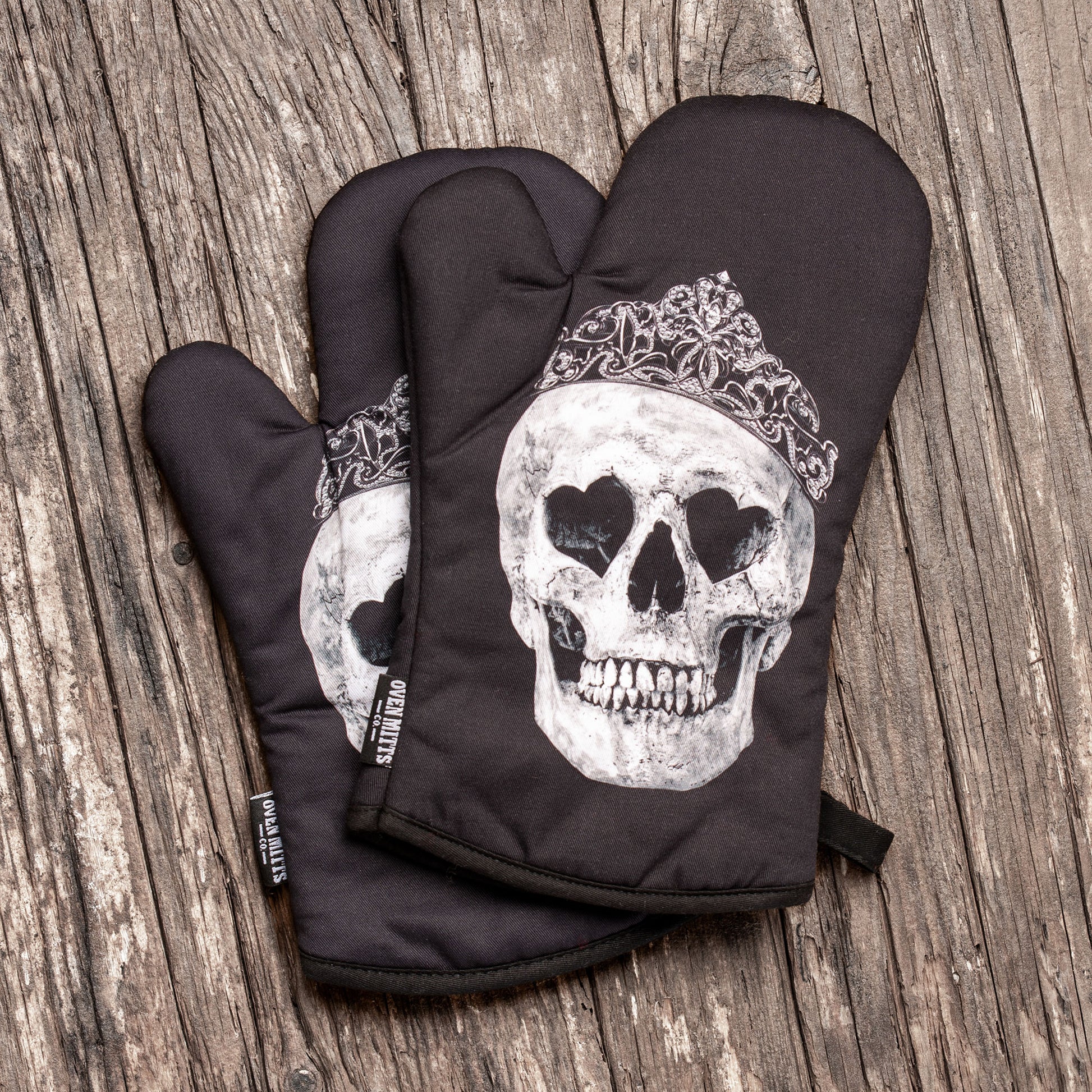 King And Queen Black Skull Oven Mitts And Potholder Set – Oven